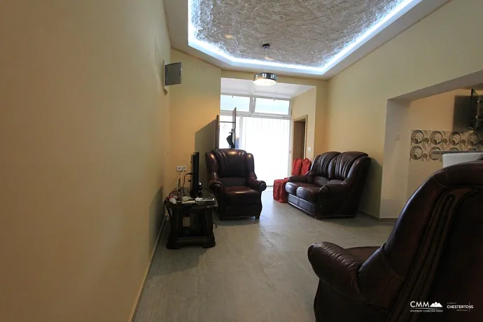 Apartment with a studio inside and a courtyard