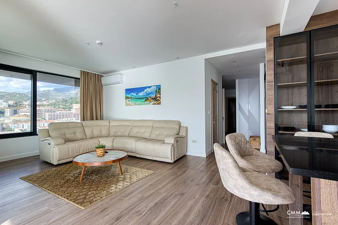 Zum Verkauf steht eine exklusive, komplett möblierte Luxuswohnung mit einer großzügigen Terrasse.