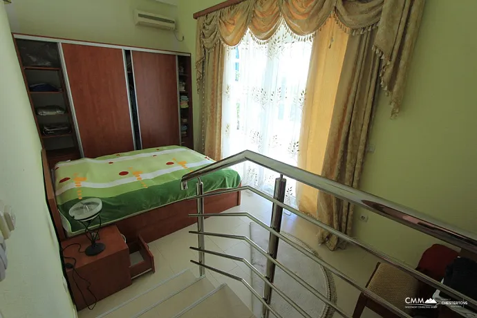 Apartment with a studio inside and a courtyard