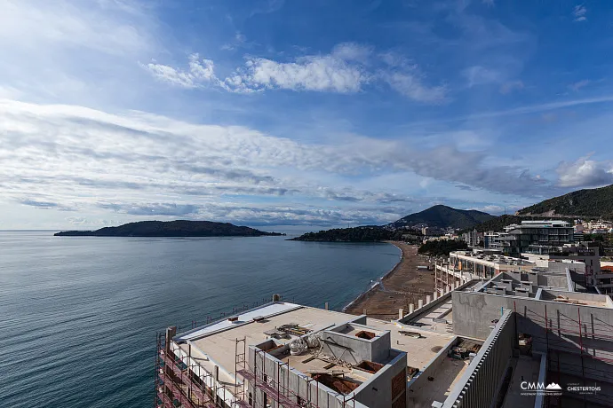 Zum Verkauf steht eine exklusive, komplett möblierte Luxuswohnung mit einer großzügigen Terrasse.