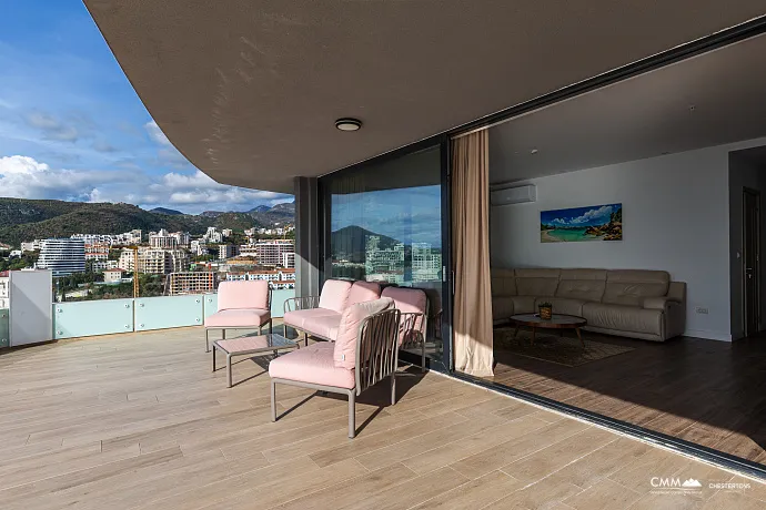 Zum Verkauf steht eine exklusive, komplett möblierte Luxuswohnung mit einer großzügigen Terrasse.