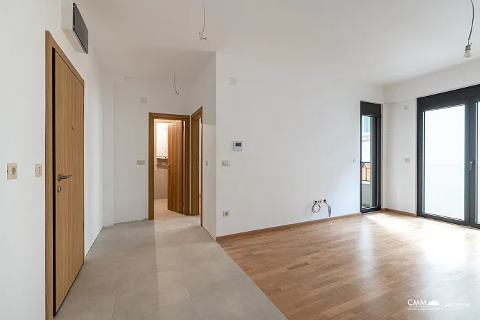 Budva merkezinde, yeni bir binada, 42 m² daire ve otopark yeri