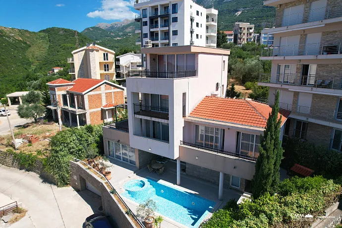 Becici'de deniz manzaralı villa