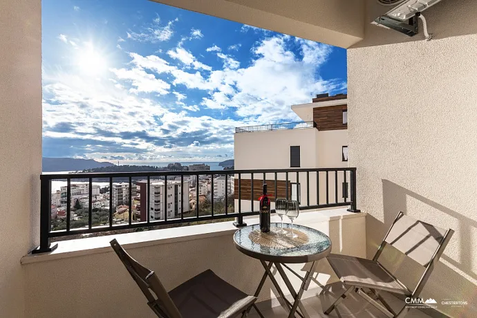 Bečići’de Satılık Eşyalı 1+1 Daire 42,5m² – Deniz Manzaralı Balkon + Garaj