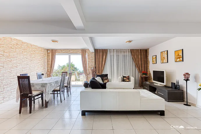 Deniz Manzaralı 61m² İki Yatak Odalı Daire – Seoce, Budva