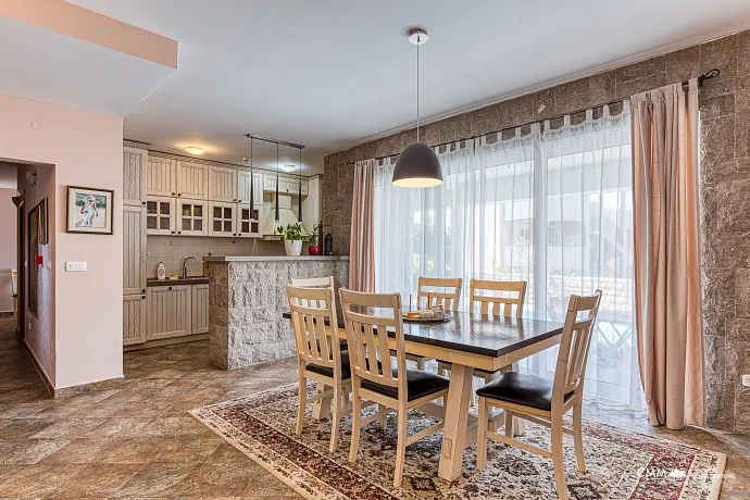 Becici'de deniz manzaralı villa