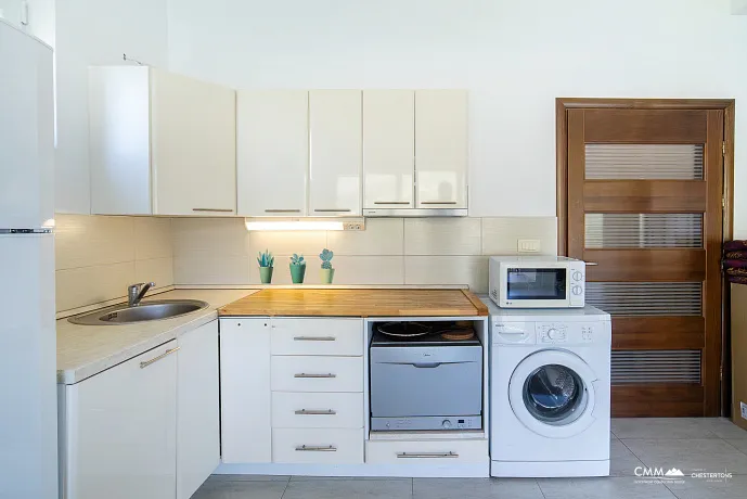 Lepetani'de deniz manzaralı rahat villa