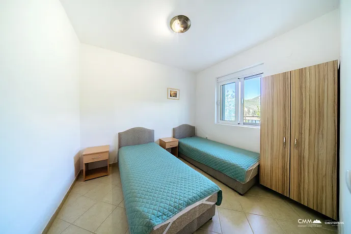 Lepetani'de deniz manzaralı rahat villa