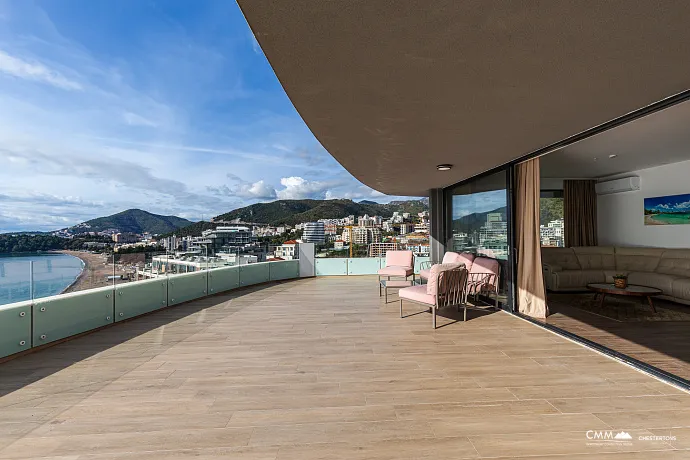 Zum Verkauf steht eine exklusive, komplett möblierte Luxuswohnung mit einer großzügigen Terrasse.