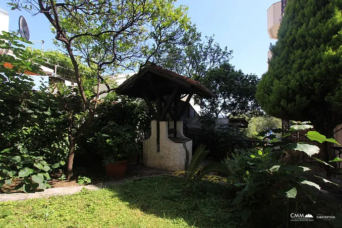 Apartment with a studio inside and a courtyard