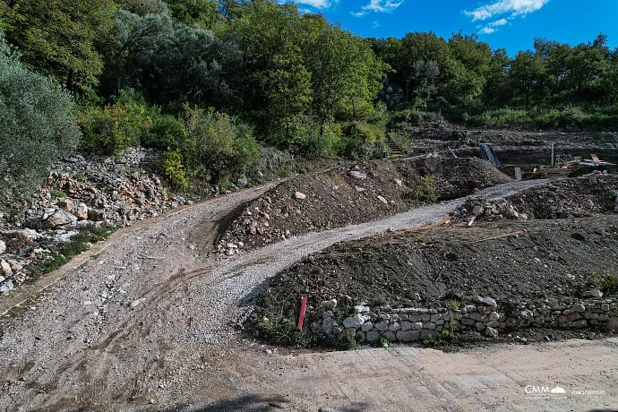 Reževići’de denize sıfır konumda bulunan 450 m²’lik özel bir arsa