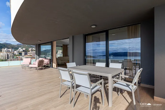 Zum Verkauf steht eine exklusive, komplett möblierte Luxuswohnung mit einer großzügigen Terrasse.