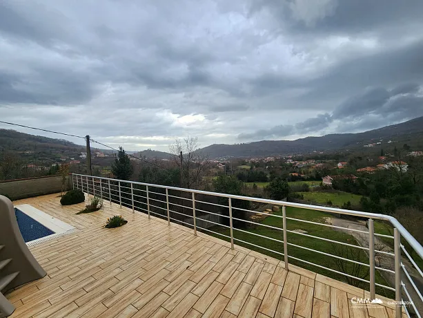Herceg Novi'de yüzme havuzlu satılık ev