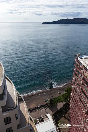 Zum Verkauf steht eine exklusive, komplett möblierte Luxuswohnung mit einer großzügigen Terrasse.