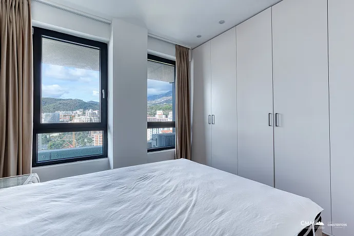 Zum Verkauf steht eine exklusive, komplett möblierte Luxuswohnung mit einer großzügigen Terrasse.