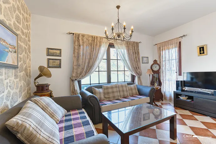 Muhteşem villa, Kotor Körfezi manzaralı, birinci sırada ve şömineli