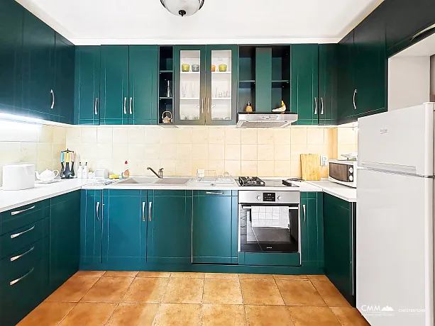 Üç yatak odalı, deniz manzaralı, yüzme havuzlu daire