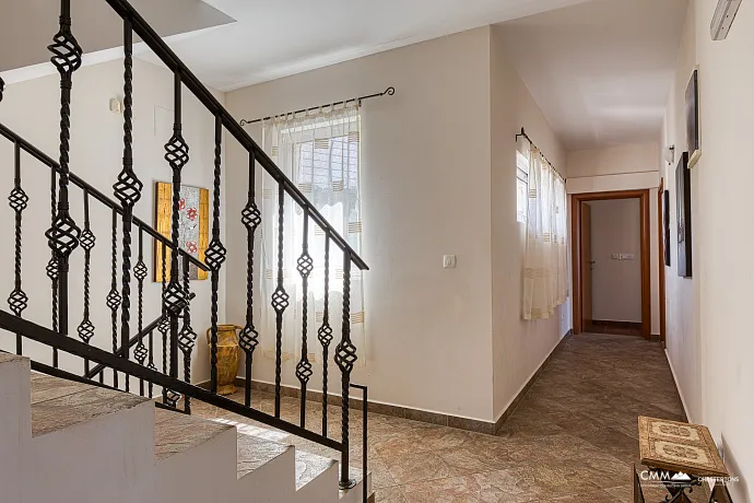 Becici'de deniz manzaralı villa