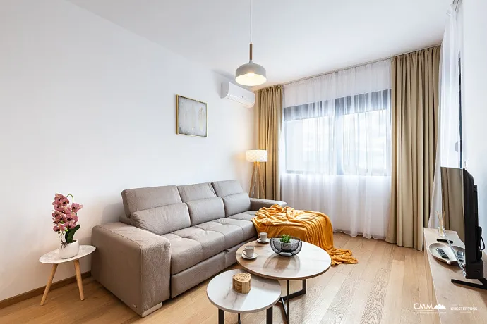 Bečići’de Satılık Eşyalı 1+1 Daire 42,5m² – Deniz Manzaralı Balkon + Garaj