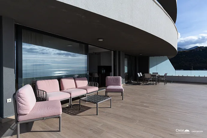 Zum Verkauf steht eine exklusive, komplett möblierte Luxuswohnung mit einer großzügigen Terrasse.