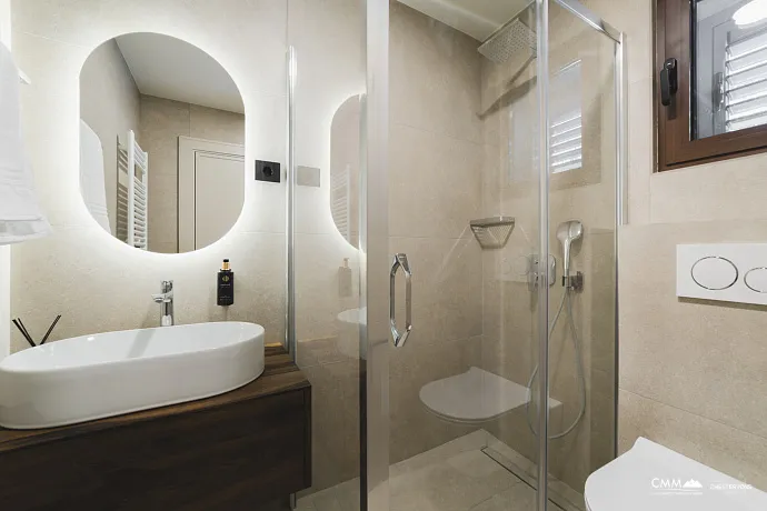 Budva yakınlarında yüzme havuzlu yepyeni lüks villa