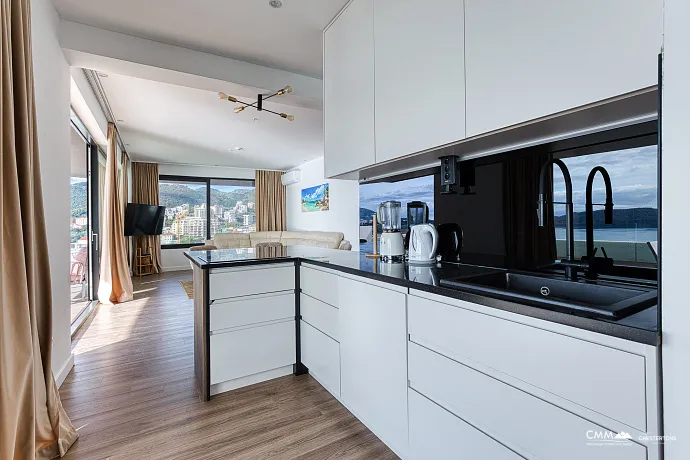 Zum Verkauf steht eine exklusive, komplett möblierte Luxuswohnung mit einer großzügigen Terrasse.