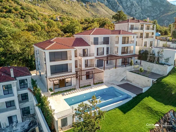 Havuzlu sitede üç odalı daire, Blizikuće