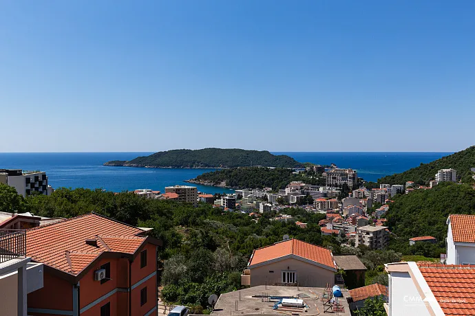 Becici'de deniz manzaralı villa