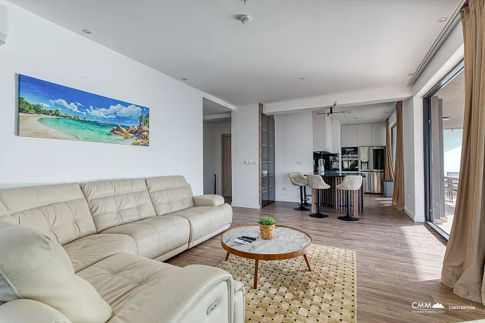 Zum Verkauf steht eine exklusive, komplett möblierte Luxuswohnung mit einer großzügigen Terrasse.