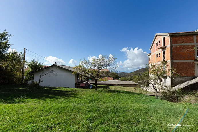 Deniz Manzaralı ve Kendi Su Kaynağı Olan İmarli Arsa – Lapčići, 1.000 m²