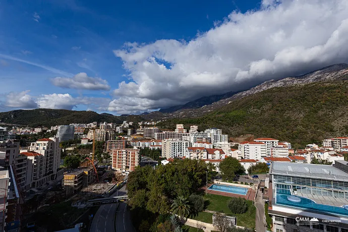 Zum Verkauf steht eine exklusive, komplett möblierte Luxuswohnung mit einer großzügigen Terrasse.
