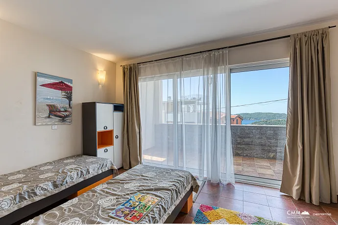 Becici'de deniz manzaralı villa
