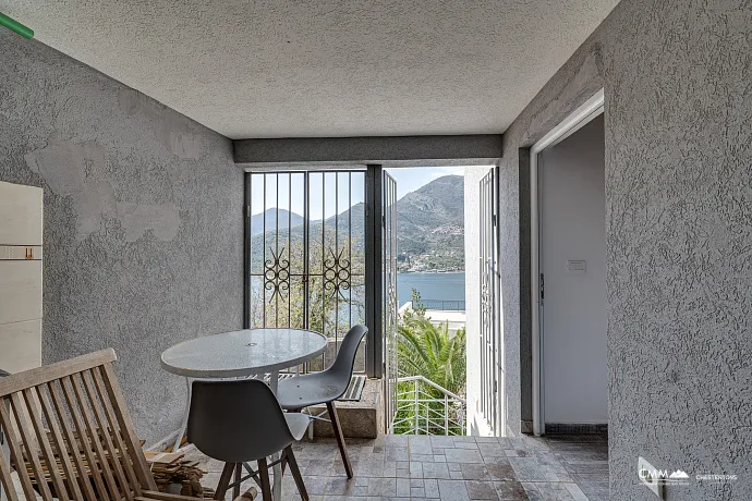 Tivat'ta panoramik deniz manzaralı villa