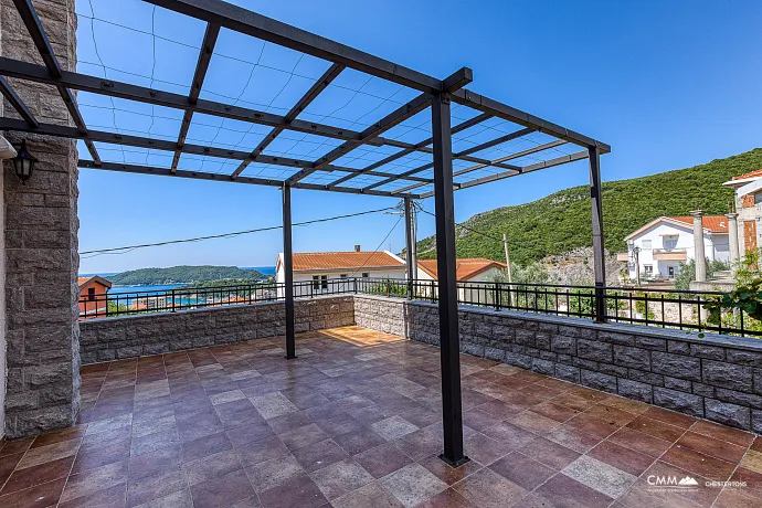 Becici'de deniz manzaralı villa