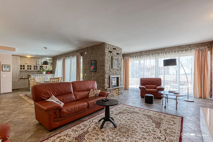 Becici'de deniz manzaralı villa