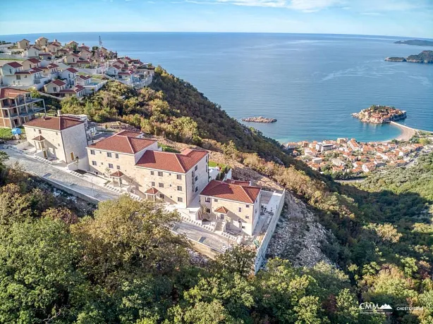 Havuzlu sitede üç odalı daire, Blizikuće