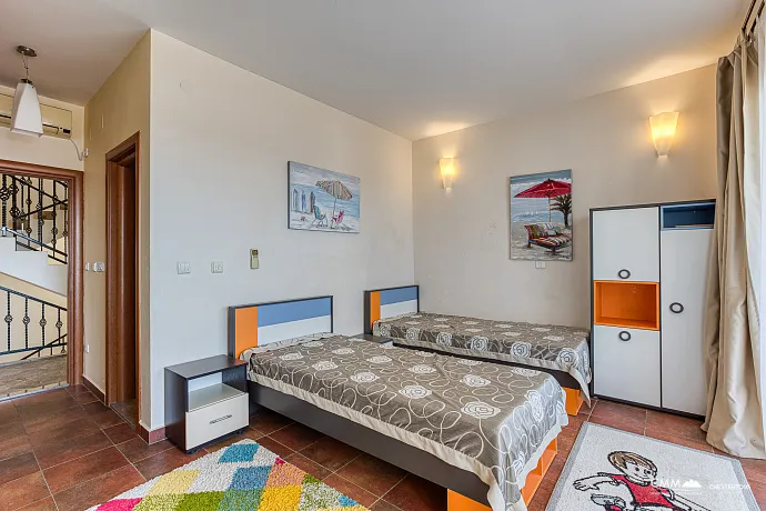 Becici'de deniz manzaralı villa