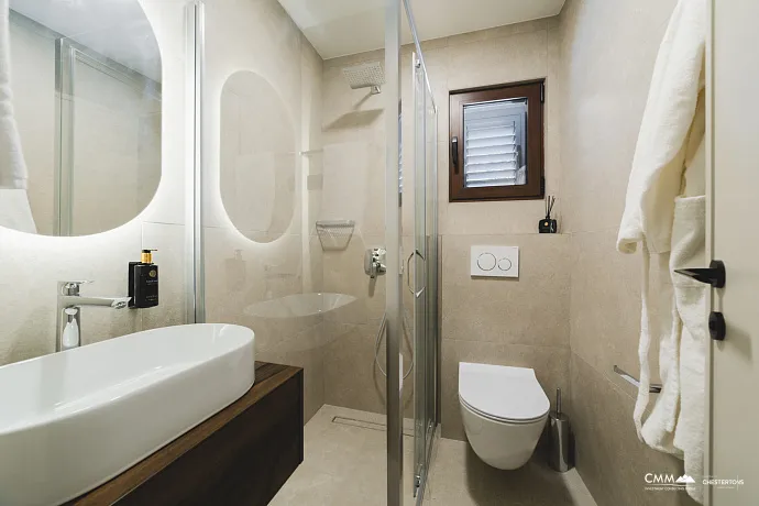 Budva yakınlarında yüzme havuzlu yepyeni lüks villa