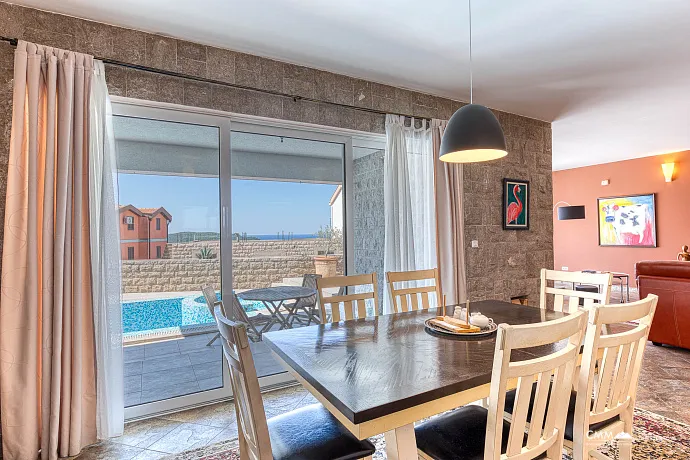 Becici'de deniz manzaralı villa
