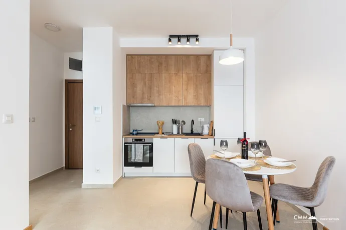 Bečići’de Satılık Eşyalı 1+1 Daire 42,5m² – Deniz Manzaralı Balkon + Garaj