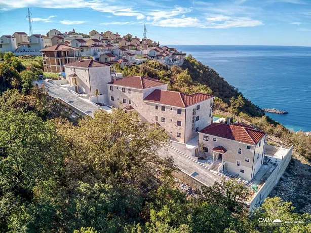Havuzlu sitede üç odalı daire, Blizikuće