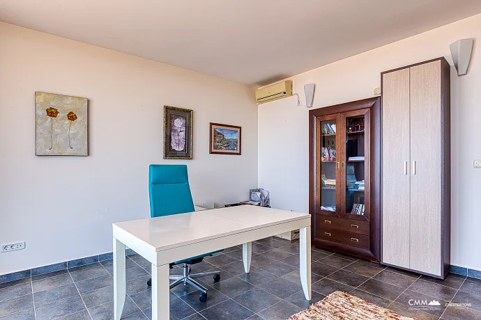 Becici'de deniz manzaralı villa