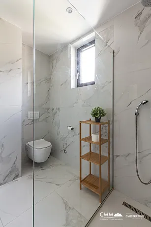 Zum Verkauf steht eine exklusive, komplett möblierte Luxuswohnung mit einer großzügigen Terrasse.