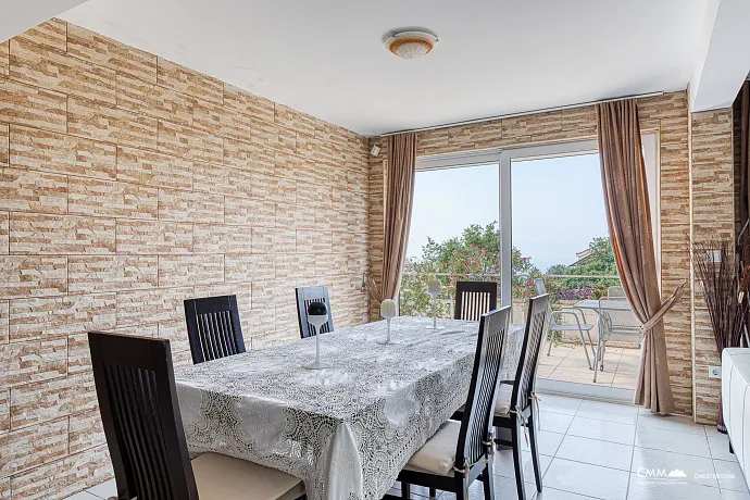 Deniz Manzaralı 61m² İki Yatak Odalı Daire – Seoce, Budva