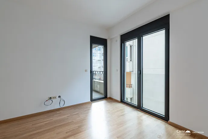 Budva merkezinde, yeni bir binada, 42 m² daire ve otopark yeri
