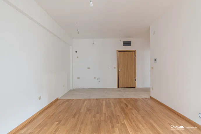 Budva merkezinde, yeni bir binada, 42 m² daire ve otopark yeri