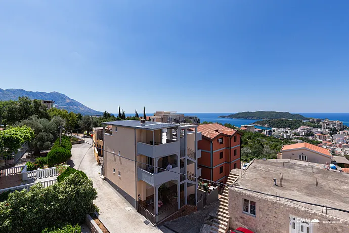 Becici'de deniz manzaralı villa