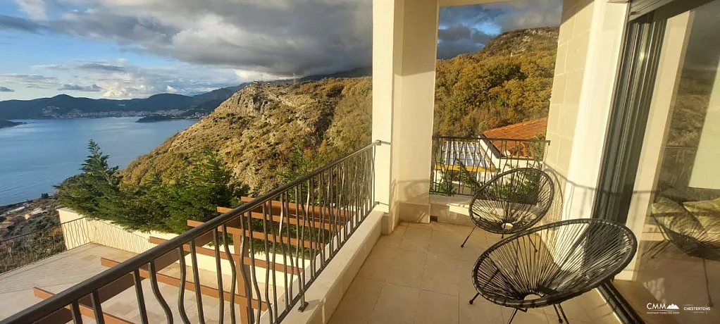 Havuzlu sitede üç odalı daire, Blizikuće