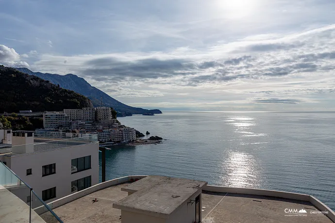 Zum Verkauf steht eine exklusive, komplett möblierte Luxuswohnung mit einer großzügigen Terrasse.