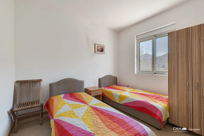 Lepetani'de deniz manzaralı rahat villa